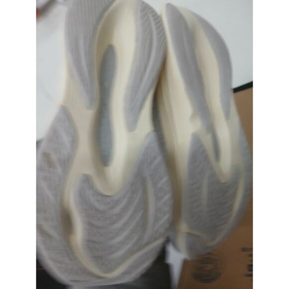 USED New Balance Women's FuelCell Propel V4 Running Shoe,Grey /Cloud, 9 Wide - Picture 3 of 7